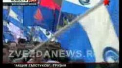 Видео: полицейский завязывает галстук нарушителю